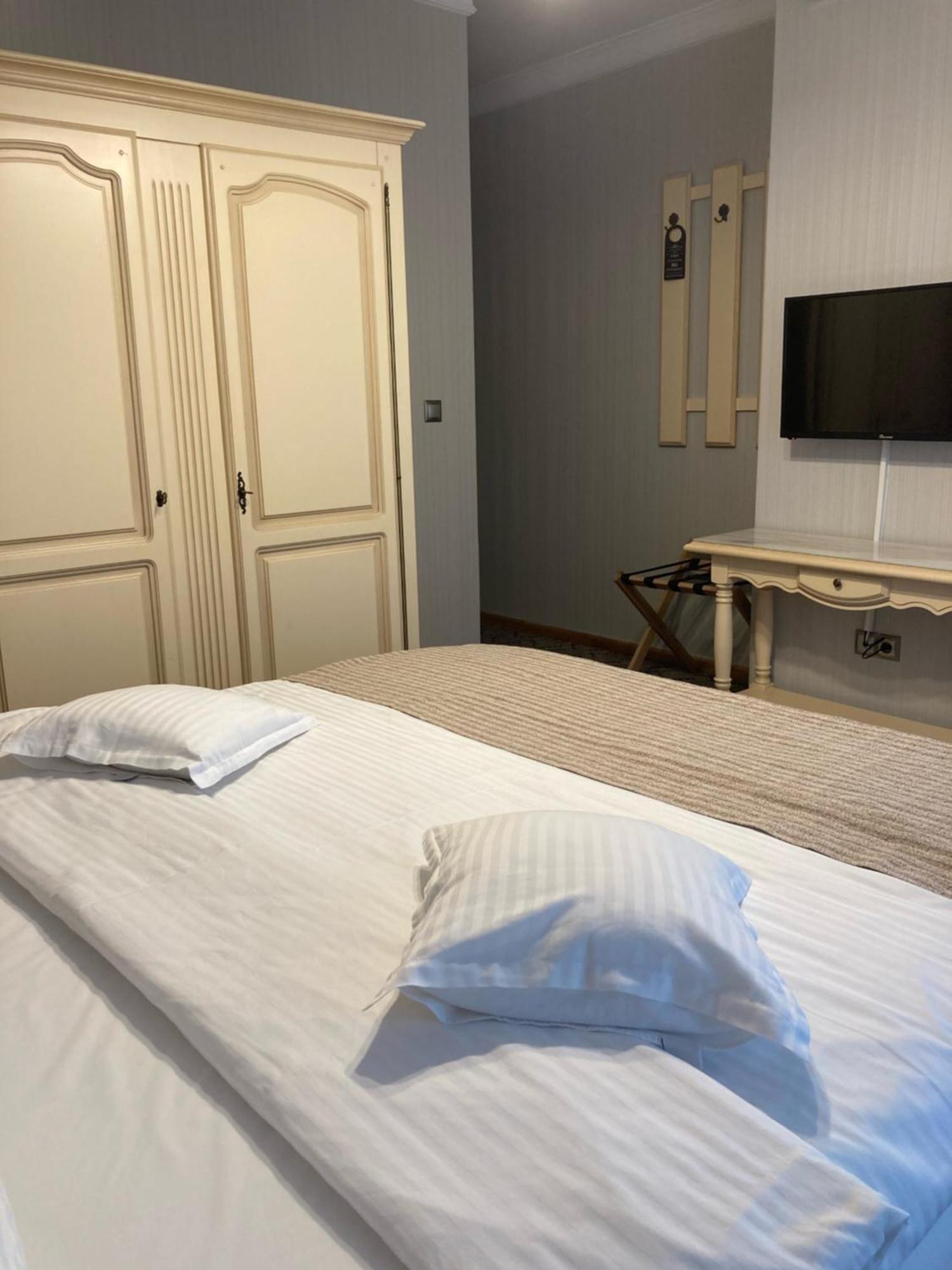 Hotel Roser House Boutique - Pe Malul Lacului Colibiţa Værelse billede